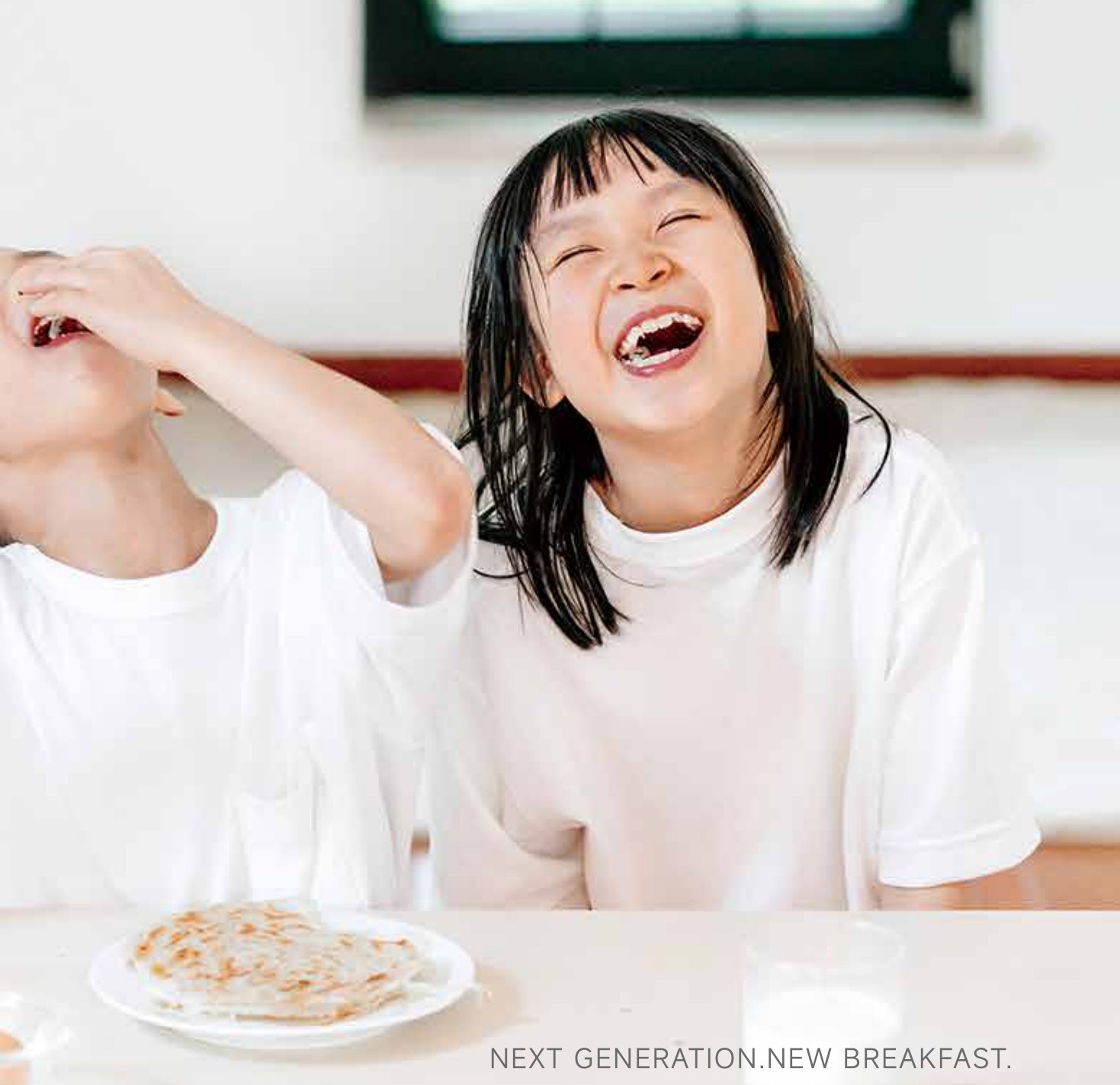 孩子们开心享用早餐