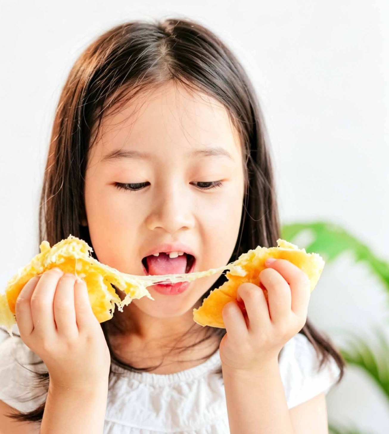 孩子享用奶酪饼